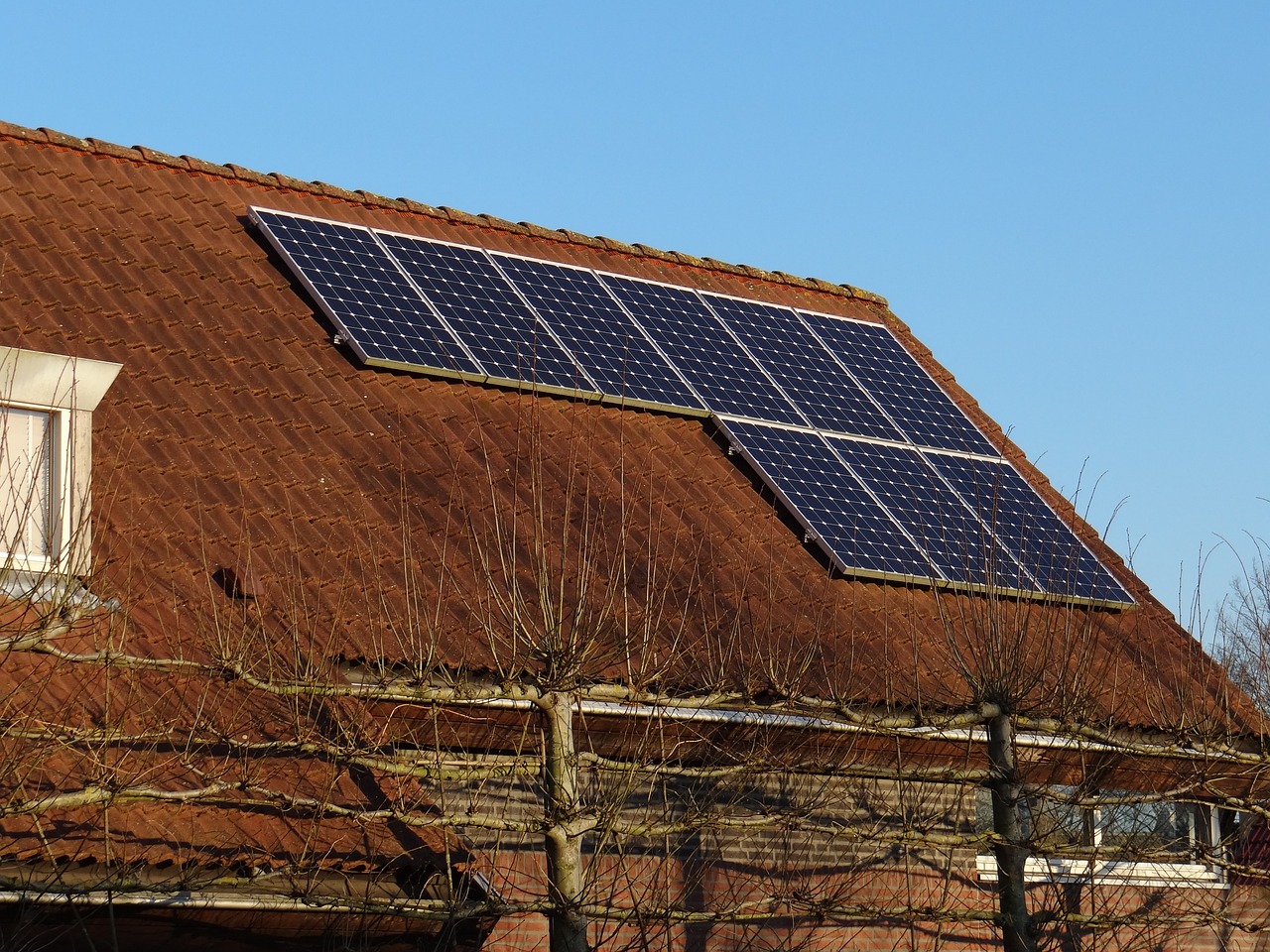 solar panels, house, autumn-671454.jpg